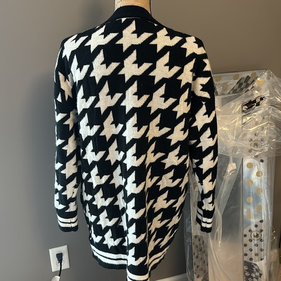 Cupshe Houndstooth Button-Front Longline Cardigan
M/Black - Picture 2 of 3